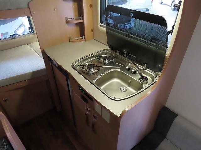 カムロード 　フジカーズジャパン　ＮＯＶＡ　タイプＷ　６名乗車６名就寝　シンク　冷蔵庫電子レンジ　トリプルサブバッテリー　急速充電　外部充電　家庭用エアコン　ＦＦヒーター　マックスファン　１５００Ｗインバーター（8枚目）