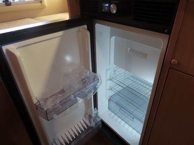 カムロード 　フジカーズジャパン　ＮＯＶＡ　タイプＷ　６名乗車６名就寝　シンク　冷蔵庫電子レンジ　トリプルサブバッテリー　急速充電　外部充電　家庭用エアコン　ＦＦヒーター　マックスファン　１５００Ｗインバーター（9枚目）