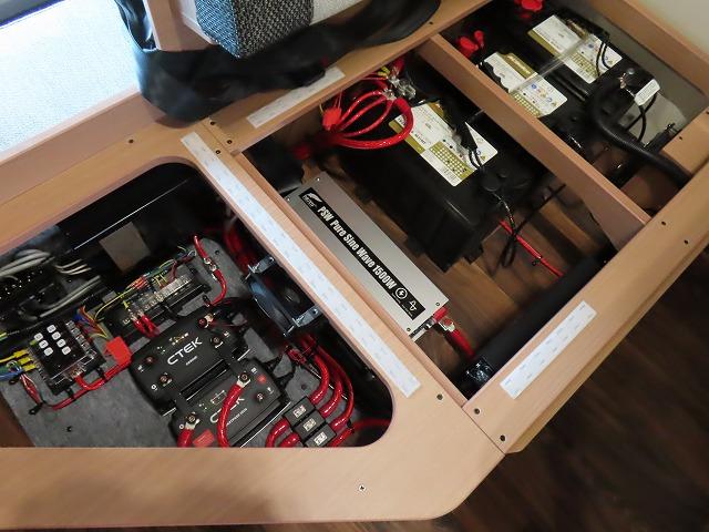 カムロード 　フジカーズジャパン　ＮＯＶＡ　タイプＷ　６名乗車６名就寝　シンク　冷蔵庫電子レンジ　トリプルサブバッテリー　急速充電　外部充電　家庭用エアコン　ＦＦヒーター　マックスファン　１５００Ｗインバーター（12枚目）