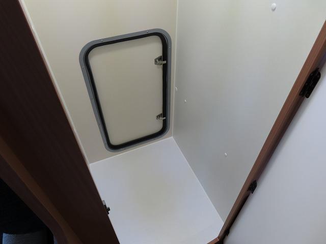 カムロード 　フジカーズジャパン　ＮＯＶＡ　タイプＷ　６名乗車６名就寝　シンク　冷蔵庫電子レンジ　トリプルサブバッテリー　急速充電　外部充電　家庭用エアコン　ＦＦヒーター　マックスファン　１５００Ｗインバーター（13枚目）