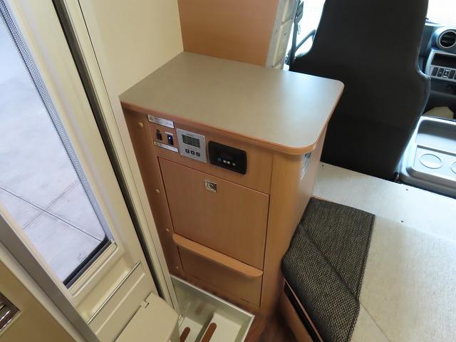 カムロード 　フジカーズジャパン　ＮＯＶＡ　タイプＷ　６名乗車６名就寝　シンク　冷蔵庫電子レンジ　トリプルサブバッテリー　急速充電　外部充電　家庭用エアコン　ＦＦヒーター　マックスファン　１５００Ｗインバーター（36枚目）