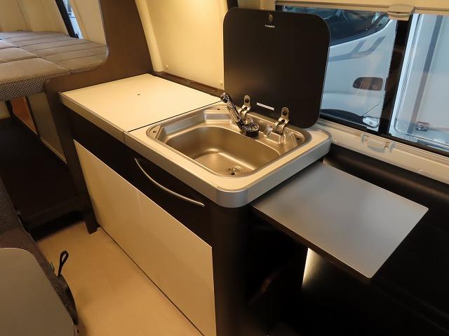 ハイエースバン トイファクトリー バーデングランデ 7名乗車5名就寝 シンク 冷蔵庫 電子レンジ ツインサブ 走行充電 外部充電 1500Wインバーター エアロソーラー 家庭用エアコン FFヒーター(12枚目)