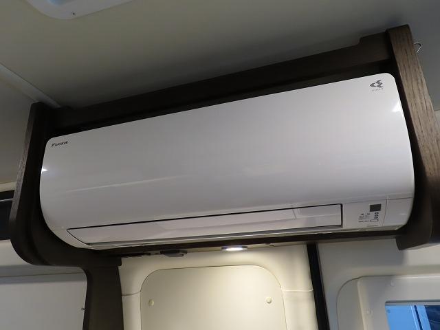 ハイエースバン トイファクトリー バーデングランデ 7名乗車5名就寝 シンク 冷蔵庫 電子レンジ ツインサブ 走行充電 外部充電 1500Wインバーター エアロソーラー 家庭用エアコン FFヒーター(14枚目)