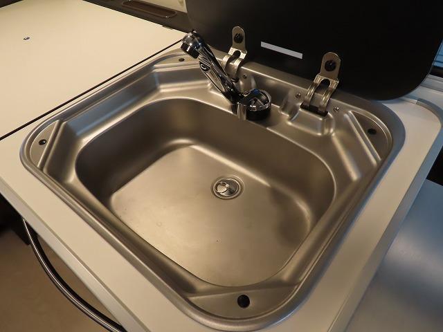 ハイエースバン トイファクトリー バーデングランデ 7名乗車5名就寝 シンク 冷蔵庫 電子レンジ ツインサブ 走行充電 外部充電 1500Wインバーター エアロソーラー 家庭用エアコン FFヒーター(35枚目)