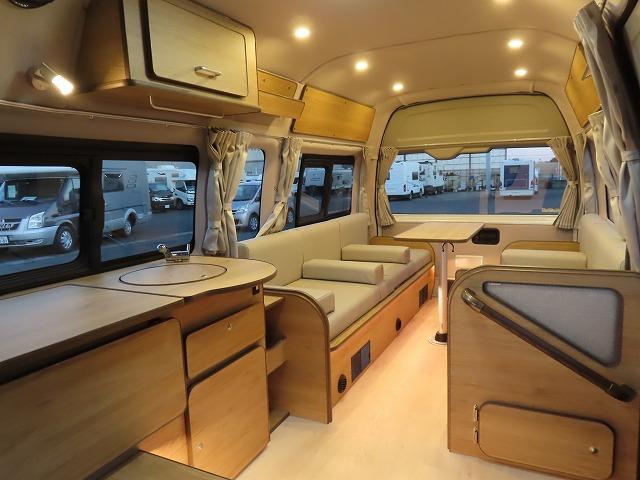 ハイエースバン キャンピングカー フジカーズジャパン FOCS シエスタ 8名乗車3名就寝 シンク 冷蔵庫 フリップダウンモニター サブバッテリー 走行充電 外部充電 FFヒーター メモリーナビ フルセグ(2枚目)