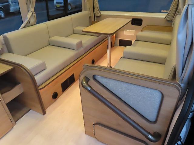 ハイエースバン キャンピングカー フジカーズジャパン FOCS シエスタ 8名乗車3名就寝 シンク 冷蔵庫 フリップダウンモニター サブバッテリー 走行充電 外部充電 FFヒーター メモリーナビ フルセグ(4枚目)