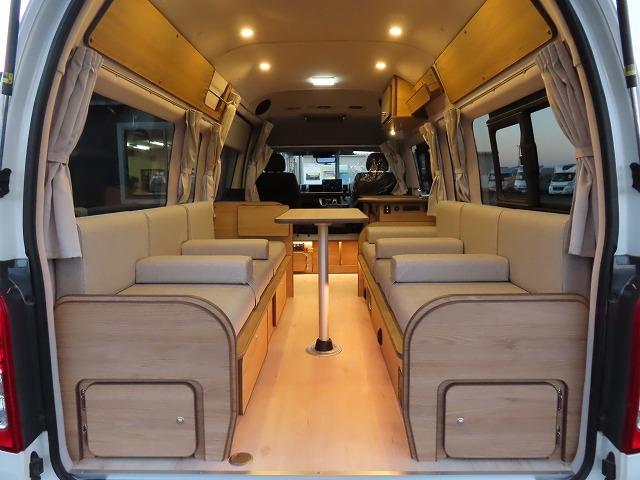 ハイエースバン キャンピングカー フジカーズジャパン FOCS シエスタ 8名乗車3名就寝 シンク 冷蔵庫 フリップダウンモニター サブバッテリー 走行充電 外部充電 FFヒーター メモリーナビ フルセグ(5枚目)