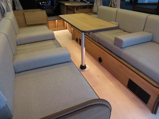 ハイエースバン キャンピングカー フジカーズジャパン FOCS シエスタ 8名乗車3名就寝 シンク 冷蔵庫 フリップダウンモニター サブバッテリー 走行充電 外部充電 FFヒーター メモリーナビ フルセグ(6枚目)