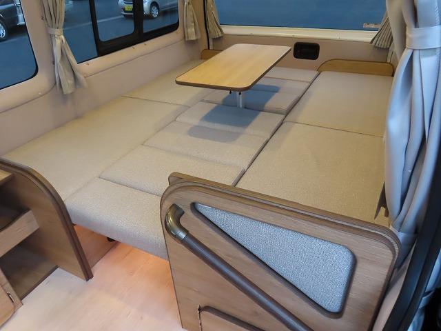 ハイエースバン キャンピングカー フジカーズジャパン FOCS シエスタ 8名乗車3名就寝 シンク 冷蔵庫 フリップダウンモニター サブバッテリー 走行充電 外部充電 FFヒーター メモリーナビ フルセグ(7枚目)