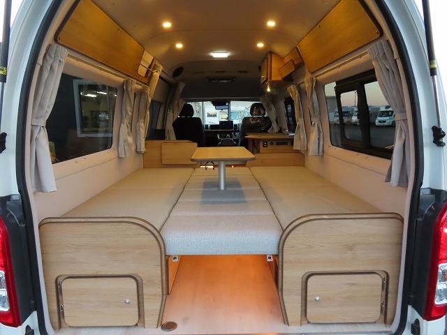 ハイエースバン キャンピングカー フジカーズジャパン FOCS シエスタ 8名乗車3名就寝 シンク 冷蔵庫 フリップダウンモニター サブバッテリー 走行充電 外部充電 FFヒーター メモリーナビ フルセグ(8枚目)