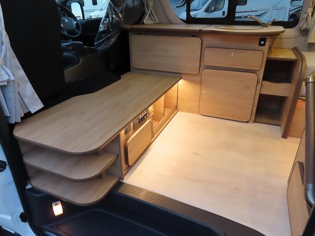 ハイエースバン キャンピングカー フジカーズジャパン FOCS シエスタ 8名乗車3名就寝 シンク 冷蔵庫 フリップダウンモニター サブバッテリー 走行充電 外部充電 FFヒーター メモリーナビ フルセグ(9枚目)