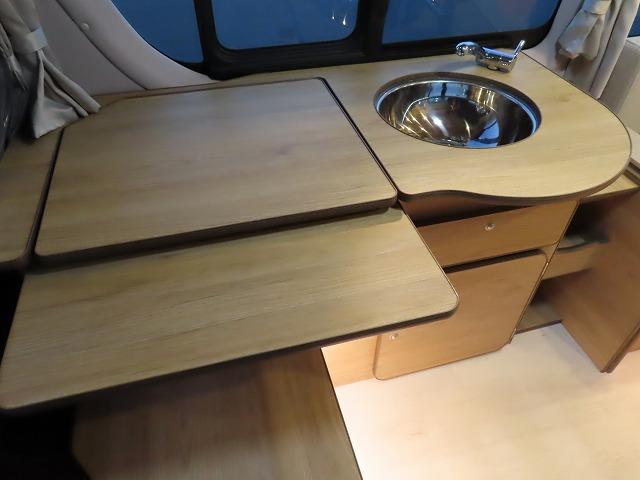 ハイエースバン キャンピングカー フジカーズジャパン FOCS シエスタ 8名乗車3名就寝 シンク 冷蔵庫 フリップダウンモニター サブバッテリー 走行充電 外部充電 FFヒーター メモリーナビ フルセグ(10枚目)