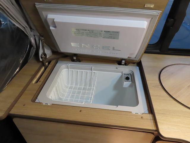 ハイエースバン キャンピングカー フジカーズジャパン FOCS シエスタ 8名乗車3名就寝 シンク 冷蔵庫 フリップダウンモニター サブバッテリー 走行充電 外部充電 FFヒーター メモリーナビ フルセグ(11枚目)