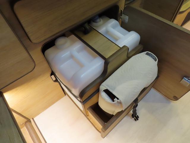 ハイエースバン キャンピングカー フジカーズジャパン FOCS シエスタ 8名乗車3名就寝 シンク 冷蔵庫 フリップダウンモニター サブバッテリー 走行充電 外部充電 FFヒーター メモリーナビ フルセグ(12枚目)