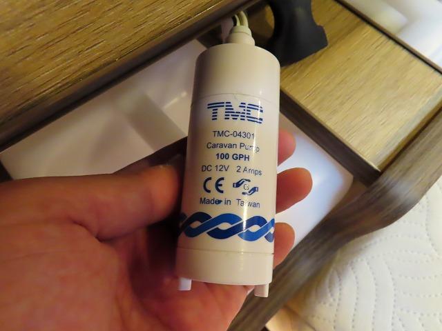 ハイエースバン キャンピングカー フジカーズジャパン FOCS シエスタ 8名乗車3名就寝 シンク 冷蔵庫 フリップダウンモニター サブバッテリー 走行充電 外部充電 FFヒーター メモリーナビ フルセグ(36枚目)