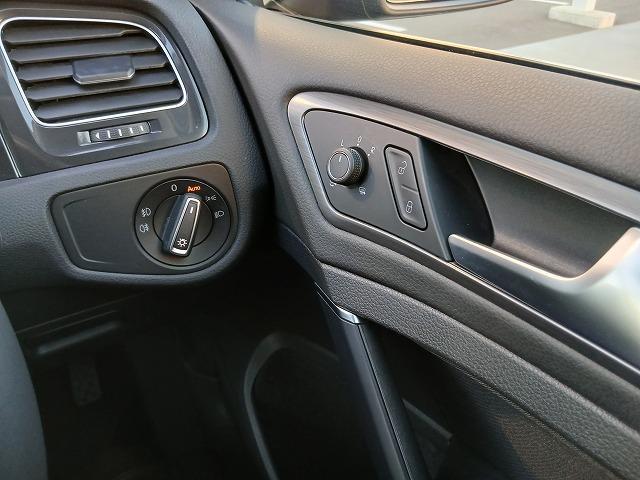 �^�]�ȉE���Ƀ��C�g�ރ~���[�ނ��W���