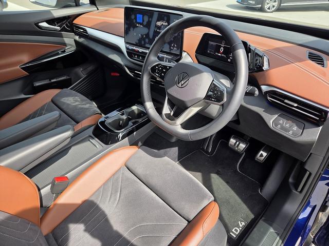 ���U�[�ƃt�@�u���b�N�̍������Ɣ�����݂𗼗������V�[�g��