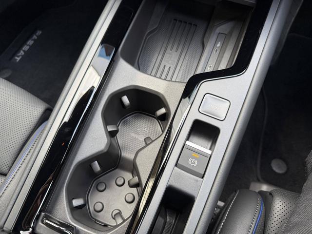 パサート eTSI Rライン メモリーナビ バックカメラ 革シート アルミホイール シートエアコン 全周囲カメラ 電動リアゲート シートヒーター ターボ アイドリングストップ アダプティブクルーズコントロール USB入力端子(21枚目)