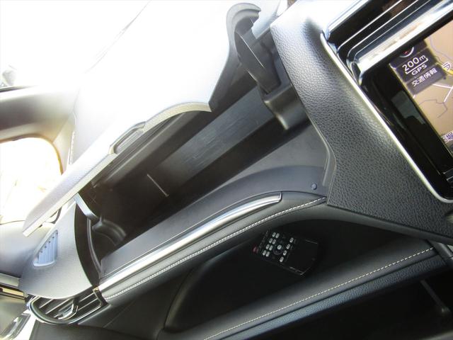 上の段にも収納が付いて車内の整理整頓が出来ます！！