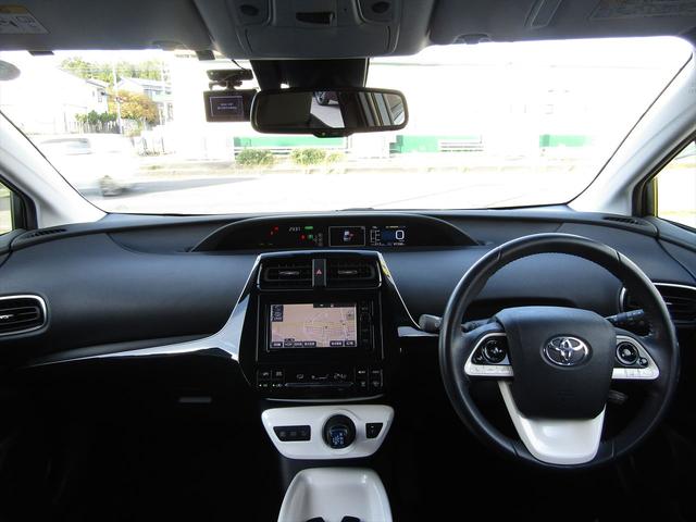 プリウス Ａ　衝突軽減ブレーキ・ドラレコ・純正ナビ・フルセグ・Ｂｌｕｅｔｏｏｔｈ・Ｂカメラ・パーキングアイスト・ＨＵＤ・ＬＥＤヘッドライト・フォグ・クルコン・ＥＴＣ・コーナーセンサー・ＢＳＭ・スマートキー・４ＷＤ（7枚目）