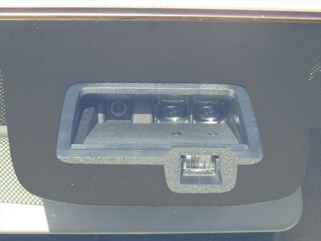 ☆衝突被害軽減ブレーキ装備なので、フロントカメラで前方車両を検知しドライバーに回避操作を促し、万が一の時は自動で緊急ブレーキが作動します！！
