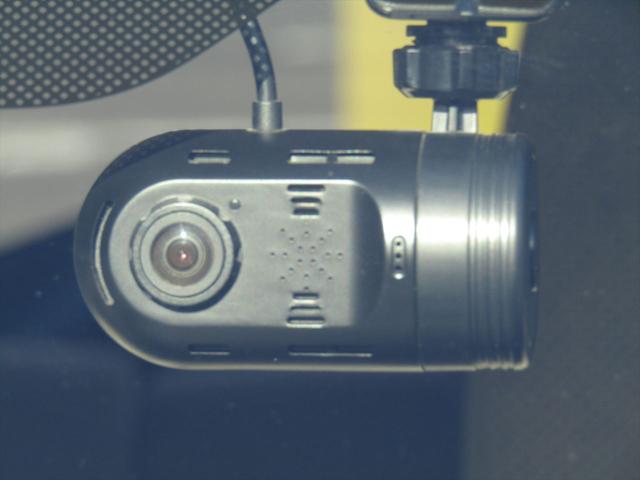 ☆今や必須アイテムと化してきましたドライブレコーダー装備！！事故の瞬間を記録してくれるので、示談の証拠になったり、不当な請求をされたりする事を防いでくれるので、“　いざ　”と言う時に頼りになります！！