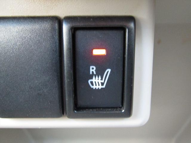 ☆シートヒーター装備なので、エアコンに比べ暖まるスピードが速いのでスイッチひとつで冬でもポカポカ快適です♪また、エアコンに比べて車内の空気が乾燥しにくいのも嬉しいです！！