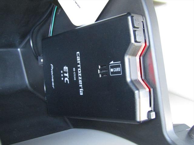 ☆ＥＴＣ装備なので割引特典も受けられるのはもちろん雨の日や寒い日など料金所でわざわざ窓を開けなくても大丈夫♪小銭の用意も心配なくキャッシュレスでスピーディーに通過出来るので高速運転も快適です！！