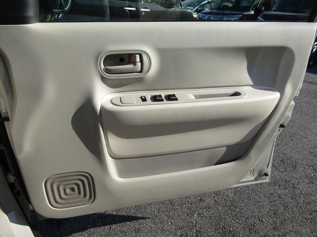 運転席側のドアポケットになります！！