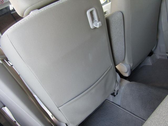シートバックにフックと収納ポケットが装備されています！！