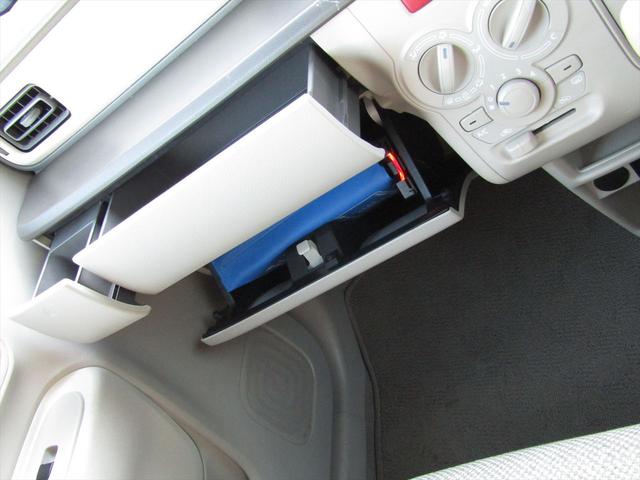 グローブボックスは開口部の広く出し入れしやすいです！！