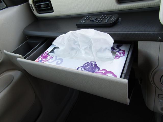 上の段にはティッシュが丁度１箱入る大きさの引き出しトレーも装備されているので使い勝手もいいです！！