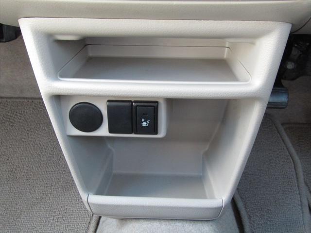 足元中央に小物収納が可能です！！