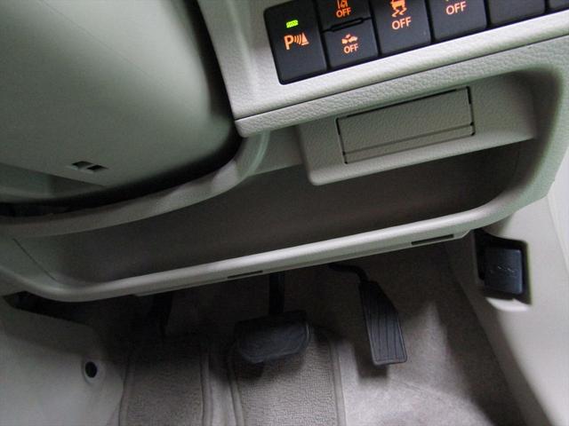 運転席足元の小物入れになります！！