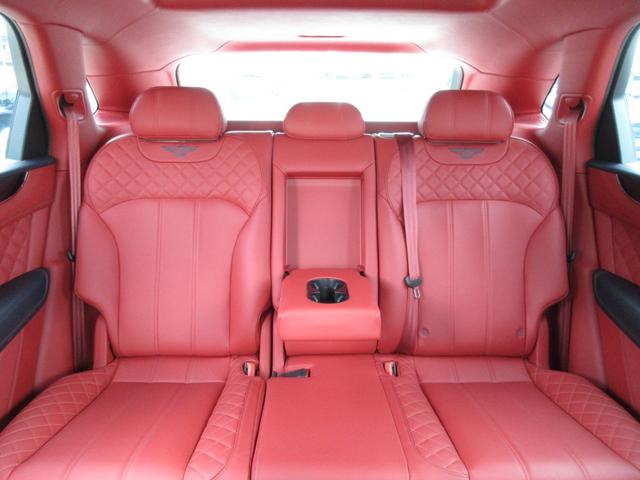 ベンテイガ ベースグレード　マリナードライビングスペック／カーボンフルエアロ／スポイラー／パノラミックサンルーフ／レッドレザー／ダイヤモンドキルティングインテリア／純正ナビ／フルセグ／パノラミックビューモニター／左ハンドル（63枚目）