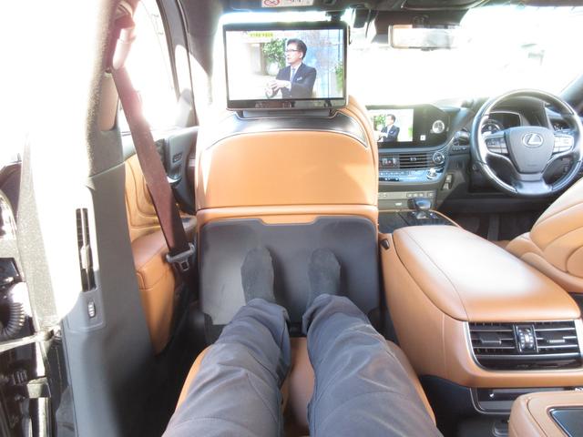 過去年数・前オーナー様の保管状況などによりお車の状態は様々です。内外装の清掃は簡単ですが「ガラス・水垢」の汚れを落とすのは大変です。当店では、ガラスの水垢取りなども行っております。