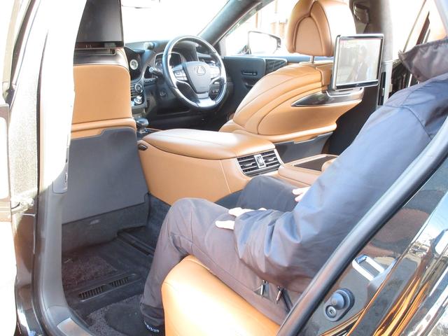 当社のルームクリーニングはシートを外して、高圧洗浄機で清掃しています。お客様に満足していただけるよう従業員一同努力しています！