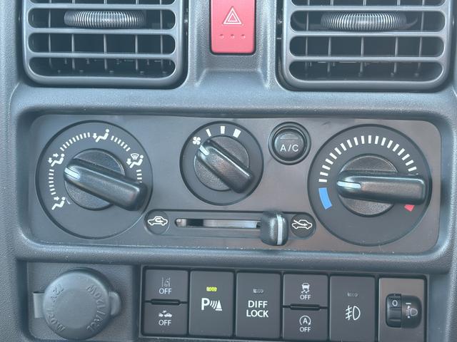 キャリイトラック ＫＸ　７型　純正オーディオ　２０２６初売り特選ダァーッ！　５速ＭＴ　パートタイム４ＷＤ　純正ＣＤ・ＦＭ／ＡＭラジオ　デュアルカメラブレーキサポート　キーレスエントリー　マニュアルエアコン　ＬＥＤライト　アイドリングストップ　衝突安全ボディ　横滑り防止機能（63枚目）