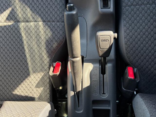 キャリイトラック ＫＸ　７型　純正オーディオ　２０２６初売り特選ダァーッ！　５速ＭＴ　パートタイム４ＷＤ　純正ＣＤ・ＦＭ／ＡＭラジオ　デュアルカメラブレーキサポート　キーレスエントリー　マニュアルエアコン　ＬＥＤライト　アイドリングストップ　衝突安全ボディ　横滑り防止機能（71枚目）