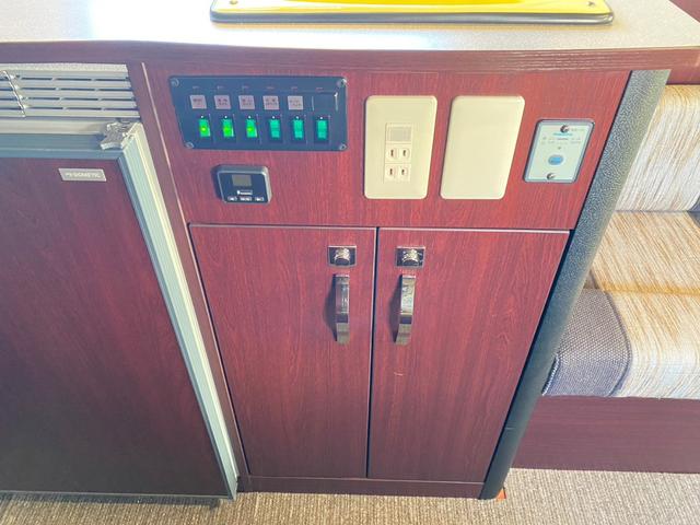 ナッツRV製 クレソンボヤージュW エボライト ナビ バックカメラ ドラレコ 3サブ VOTRONIC C-TEK走行充電 1500Wインバーター 家庭用エアコン 燃料式FFヒーター MAXFAN シンク冷蔵庫 電子レンジ ソーラー リアラダー(70枚目)