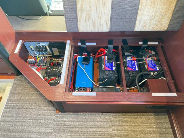ナッツRV製 クレソンボヤージュW エボライト ナビ バックカメラ ドラレコ 3サブ VOTRONIC C-TEK走行充電 1500Wインバーター 家庭用エアコン 燃料式FFヒーター MAXFAN シンク冷蔵庫 電子レンジ ソーラー リアラダー(76枚目)