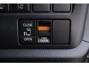 電動スライドドアのスイッチです。車内からもスイッチひとつでラクにドアの開閉できますよ♪