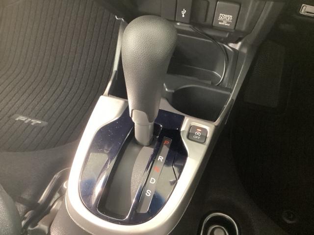 フィット 13G・Sパッケージ Bluetooth・純正ナビ・リアカメラ・ETC アルミホイール DVD再生 アイドリングストップ LEDヘッドランプ スマートキー 盗難防止システム 横滑り防止装置 記録簿 禁煙車 ワンオーナー(13枚目)