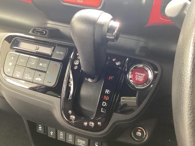 インパネシフトを採用しているので、前席の足元も広々としています。運転席と助手席の行き来もスムーズです！