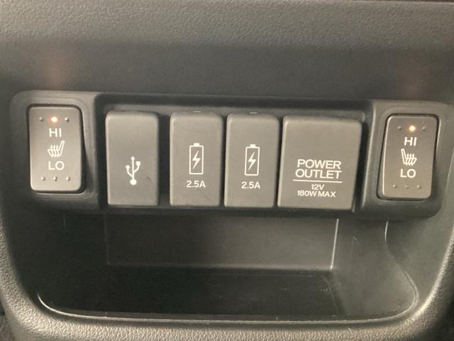 運転席と助手席にはシートヒーターが付いています☆ソケット類も充実☆対応のケーブルがあれば車内でスマホなどの充電が可能です☆