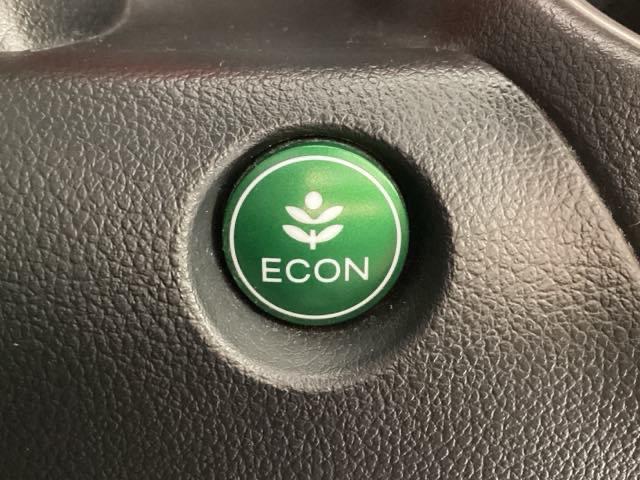 エンジンやエアコンなどクルマ全体の動きを燃費優先で自動制御するＥＣＯＮモード。空調など快適性を優先したいときは、スイッチ１つでＯＦＦにすることも可能です。