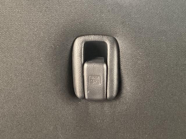 フックには、重さ３ｋｇまでの荷物がかけられます。足元に置きたくないものなどがある時に役に立ちます♪