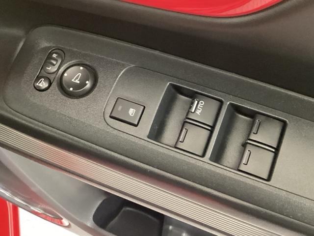 鍵や窓の開け閉めはこちらで！サイドミラーの調節も電動で出来ます。