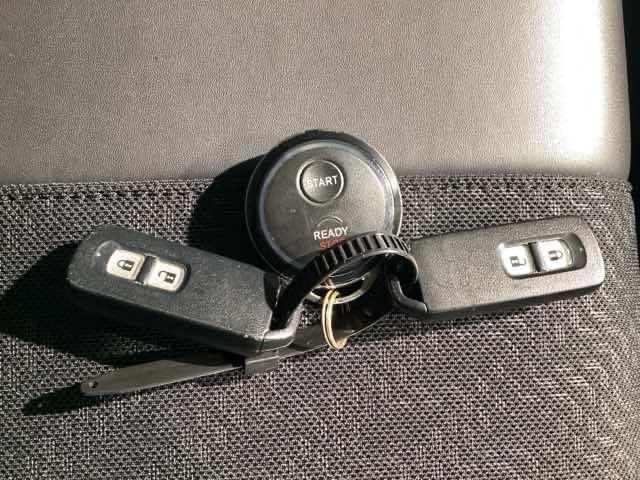 カギをバッグやポケットに入れたままでもドアロックの開閉やエンジン始動ができる『スマートキー』付き！暗くなってもキー穴を捜す必要が無くとっても便利ですから人気の装備です！