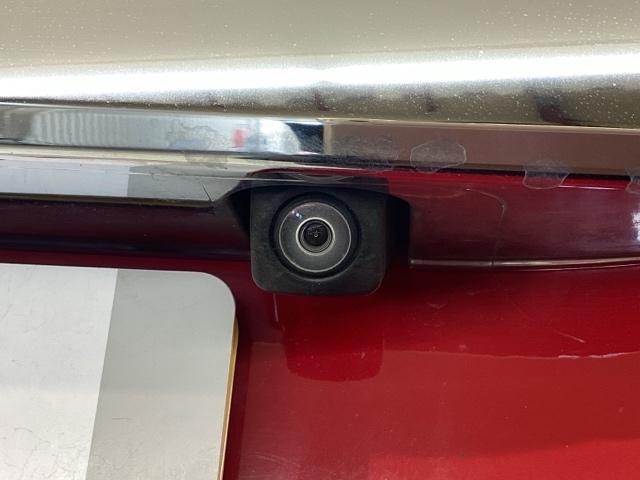 車の後方に小型カメラが付いておりバックする際の後方の様子をモニター上に表示します。